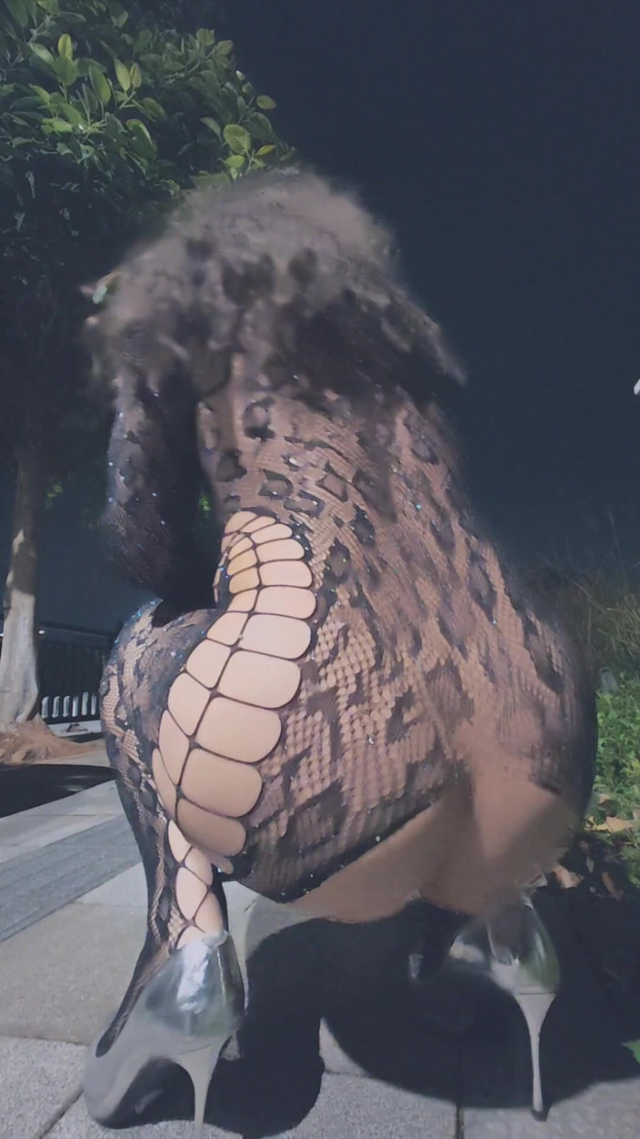 cd_vv: Twisted Butt Exposed on the Street