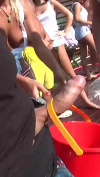 Párty u bazénu plná sání, trojka a skupinového šukání