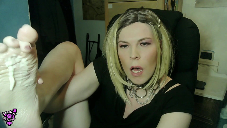 Jessica Bloom: Лизать пот, сперму, йогурт с моих ног Jessica Bloom (035)