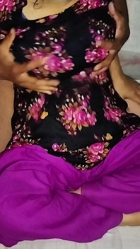 Adik tiri bengali yang masih 18 tahun ketakutan sendirian di kamarku malam ini.