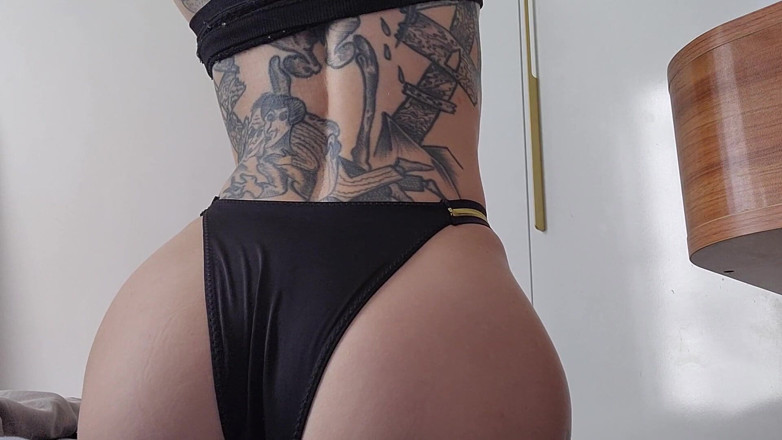 TattoedGirl666: Stuzzica il culo della regina del tatuaggio