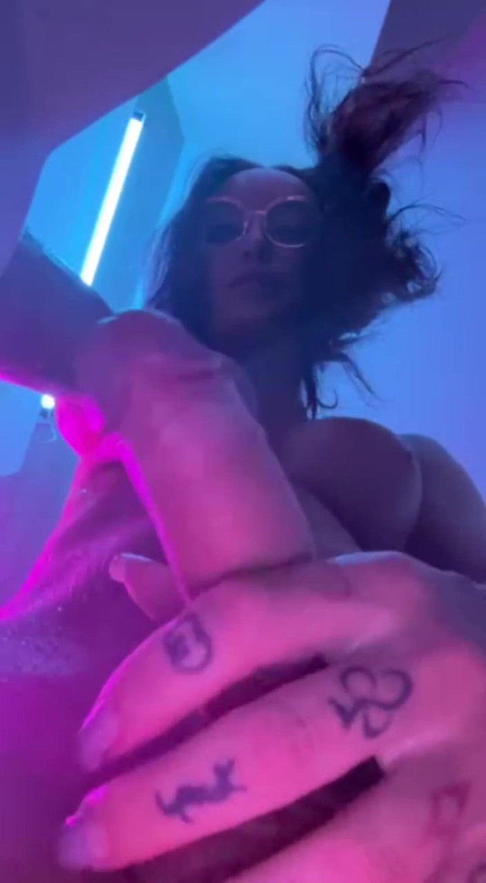 Eva Borisova: Focus op een grote vrouw onder de douche
