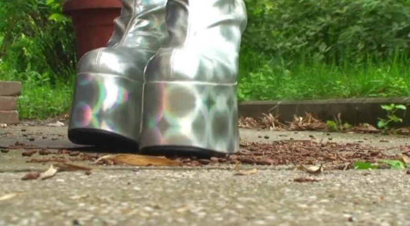Foot Girls: Écrasement avec des talons hauts argentés