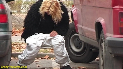 Crazy pee girls: Fată care se pișă între mașini