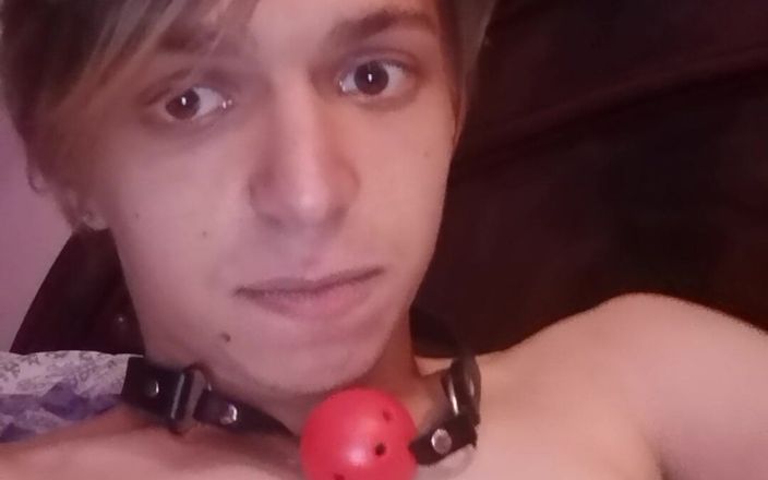 Hotti Angel: Hete twink speelt hard met een dildo