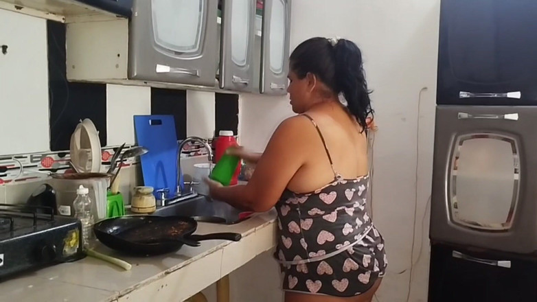 Adribella69: मैंने इस नौकरानी को किराए पर लिया, वह उन शॉर्ट्स के साथ आई जो अपनी बड़ी गांड दिखा रही है