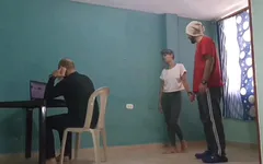 Sürtük üvey annem ben bilgisayarda çalışırken arkadaşımı sikiyor