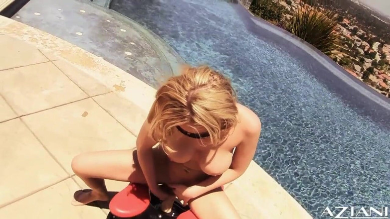 Aziani: Vollbusige perfekte blondine reitet sybian im freien