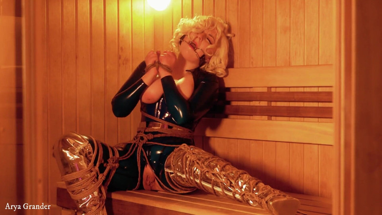 Arya Grander: 라텍스 무료 포르노 비디오의 본딩 밀프