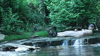 barenakedboy: Sich am Wasserfall biegen, einen kleinen privaten Moment schleichen ...