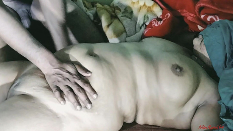 NituRandi94: Bhabhi desi miang mengurut dan berkongkek