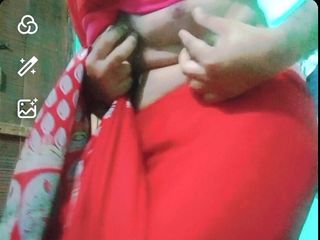 Gauri Sissy: 穿着红色纱丽服的印度同性恋变装者xxx展示她的胸罩和胸部