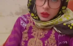 Bonita transgênero com os pés