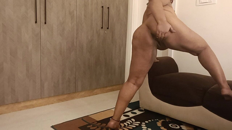 Spandana_Sweety: Velká kráska masturbuje