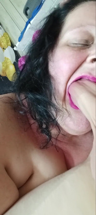 Oral seks kraliçesinin bacakları sallanıyor