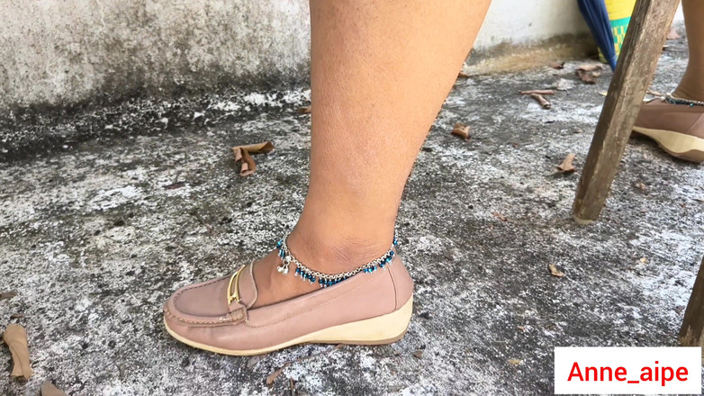 Anne Ipe: Indien kurviges mädchen in weißen jackenstreifen für die kamera