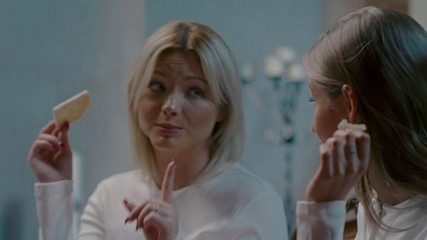 MixedX: Ateşli lezbiyen rahibe Tiffany ve Zazie anal parmaklamanın tadını çıkarıyor