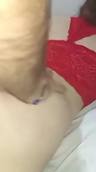 Elle monte à quatre pattes pour moi et laisse ma bite briller la vidéo complète