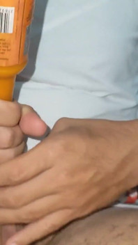 Hetero papai enchendo seu pau com molho quente