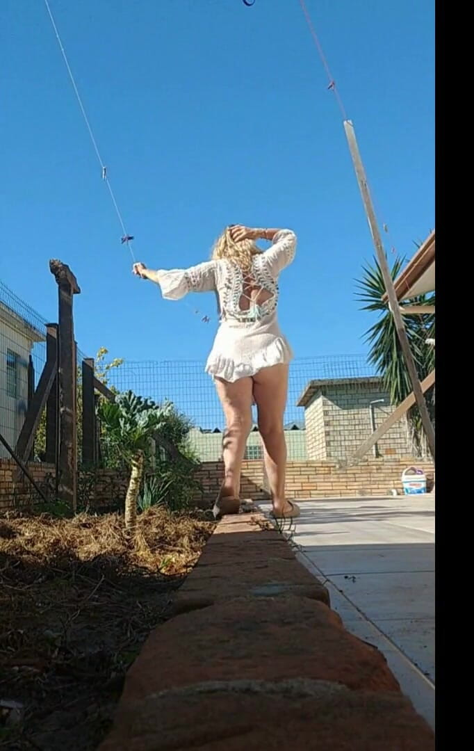 Priscila: Ibu tiriku pamer badan di taman tanpa celana dalam