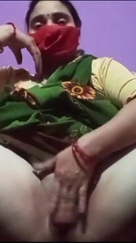 Indiancă nouă bhabhi sexy își fute cu degetul pizda roz rasă curată