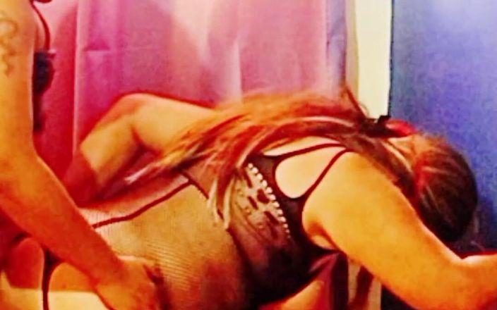 Sofixxx: La matrigna di 70 anni aspetta il suo uomo in lingerie...