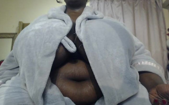 Legendary Booty Overdose: 흑인 SSBBW 자위와 거유 플레이