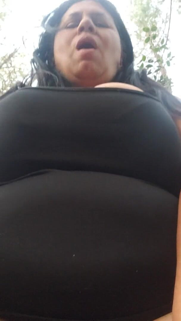 Riderqueen: Une belle-mère adore ses gros nichons