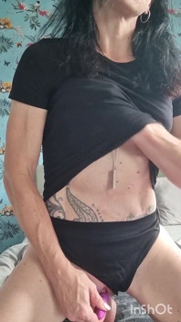 Cewek sange ini lagi asik muasin memeknya pakai dildo sampai muncrat sampai muncrat banyak banget!