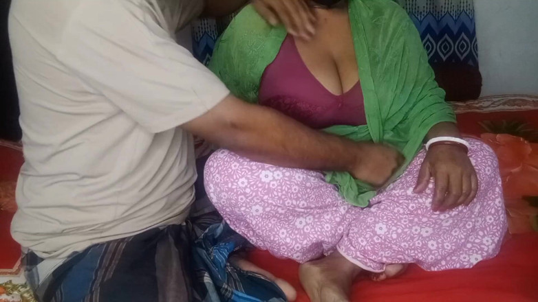 Sabina244: Une maman bangladaise excitée et mature taille une érection à son beau-fils...