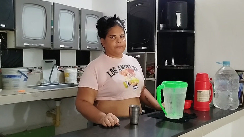 Adribella69: 我被雇佣打扫房子，最后在我一个人的时候在厨房自慰。