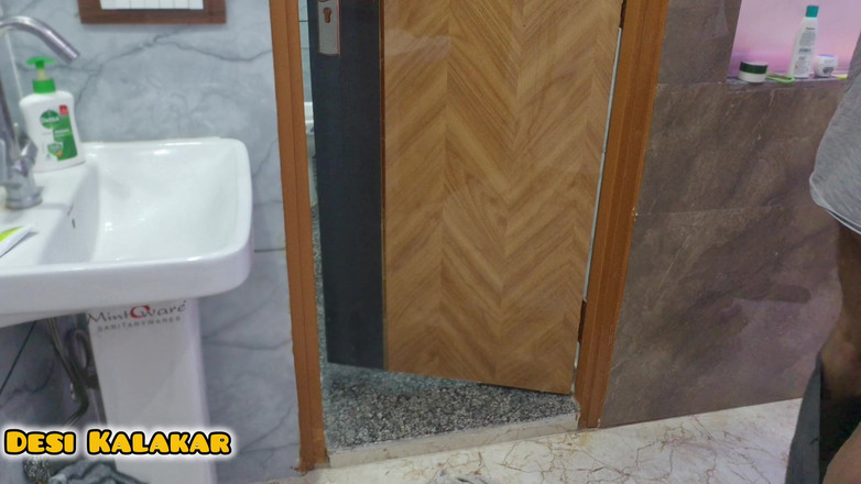 Rihana khan: Bắt gặp chị kế trên cuộc gọi video khỏa thân