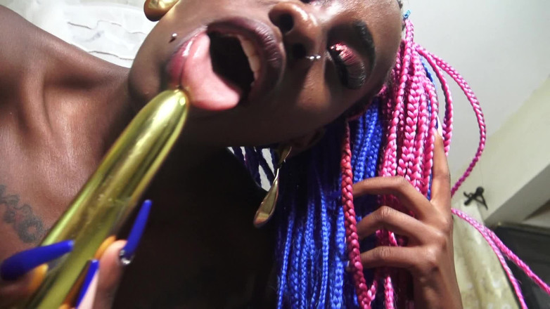 Solo Austria: 黒檀の十代の真珠いじめとディルドとチョコレート