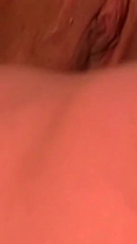 Une brune à forte poitrine se doigte intensément jusqu’à l’orgasme