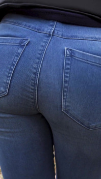 Una teen amatoriale in blue jeans provoca il suo culo stretto nella foresta