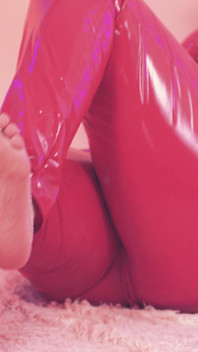 큰 엉덩이와 자연의 젖탱이의 성적 Latex 모델은 유혹하는 것을 좋아합니다. 아리아 그랜더