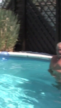 Privat poolparty slutar i en sexuell behandling