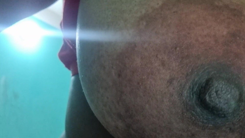 NilaRani693: Schönes solo-mädchen, das im schlafzimmer entspannt, neues video
