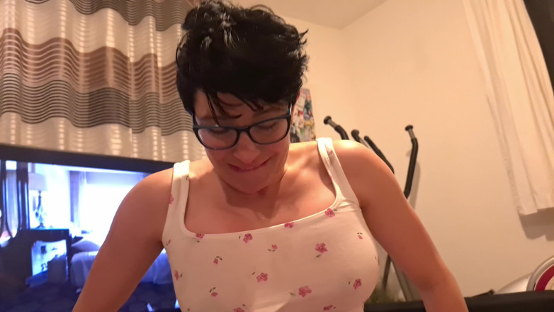 DedeDeville: 年轻的继妹被抓到看色情片，他的精液在她的嘴里达达德维尔