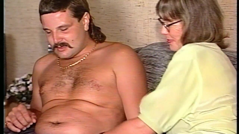 VintageXMovies: O mamă sexy incitantă este futută tare pe canapeaua mică