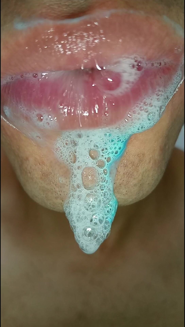 Rey rey: Lingua colorata, saliva dura, sei pack, in palestra mi sono...