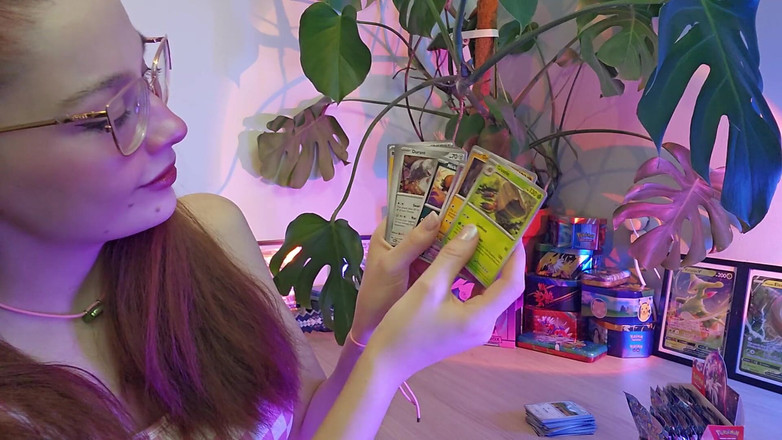 petitesubkitten: Asmr hračky tahá roztomilou zrzku