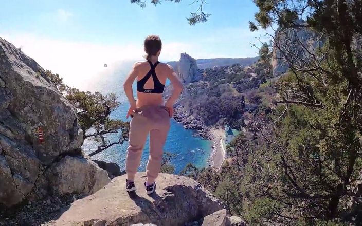 Dick for step sister: 야외 에로티카, 멋진 그림을 가진 소녀는 바다와 산을 배경으로 그녀의 웅장한 엉덩이를 보여줍니다.
