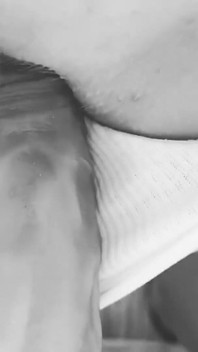 Старое домашнее видео с миниатюрной волосатой киской моей падчерицы. Секрет в трусиках