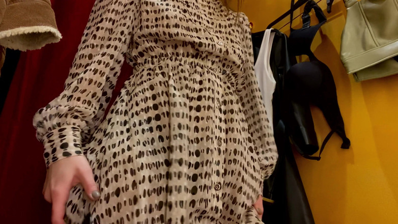 Lady Anna: Masturbatie in de paskamer