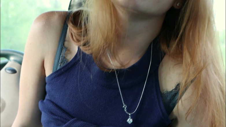 AnnaHomeMix: O gagică roșcată sexy se fute cu schimbătorul de viteze într-o...
