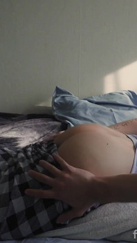 Hübscher femboy lautes stöhnen kommt aus dem schlafzimmer, er stelle sich vor, fick dein enges arschloch
