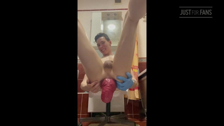 IncredibleGuy: Um vídeo quente com um enorme prolapso anal no banheiro