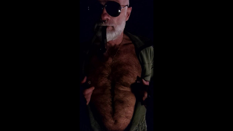 MusclesCigarsFFPig: Un Papa Jouant Aves Ses Tétons Et Fumant Sa Pipe...