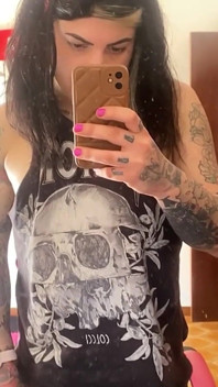 Chica trans masturbándose en la mañana